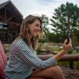 Junge Frau in einem Muskoka Chair im Killarney Provincial Park