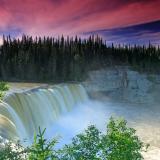 Der Wasserfall der Lady Evelyn Falls im Sonnenuntergangslicht.