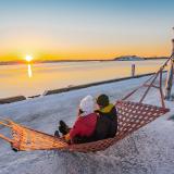 Menschen in einer Hängematte schauen auf die Halifax Waterfront im Winter