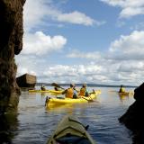 Paddler zwischen Felsen