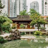 Eine chinesische Oase lädt zum Entspannen ein imitten von modernen Hochhäusern