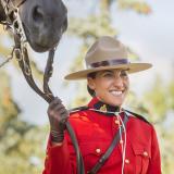 Eine Polizistin der mounties mit ihrem Pferd