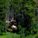 Besucher auf einer Zipline in den Cypress Hills